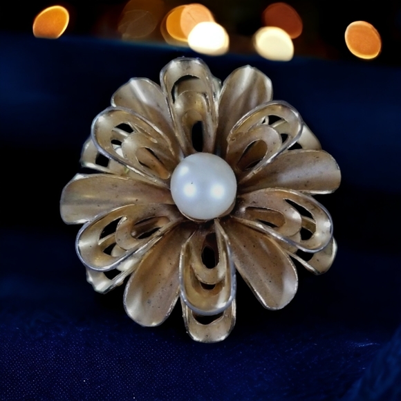 Vintage Gold Tone Flower Faux Pearl Brooch Pin - Picture 2 of 12
